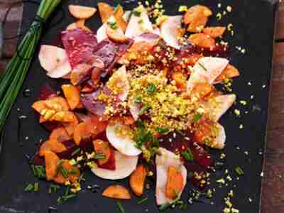 Wurzelcarpaccio mit Nussbröseln