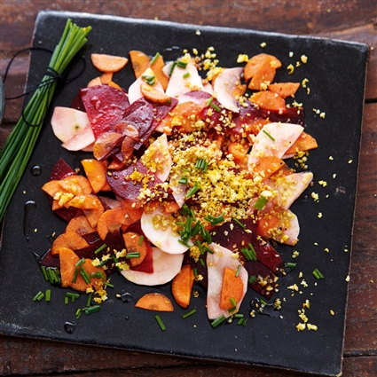Wurzelcarpaccio mit Nussbröseln