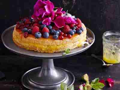 Obstkuchen mit essbaren Blüten