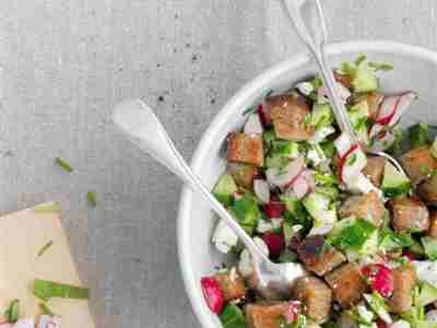 Brotsalat mit Radieschen