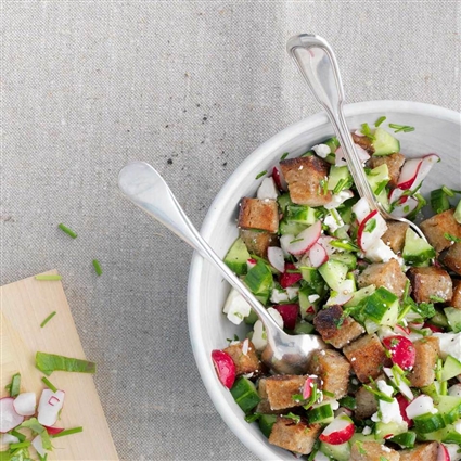 Brotsalat mit Radieschen