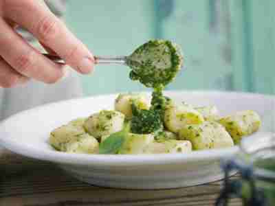 Selbst gemachte Gnocchi mit Basilikumpesto