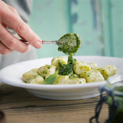 Selbst gemachte Gnocchi mit Basilikumpesto