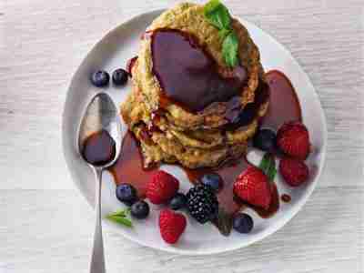 Zucchini-Pancakes mit Dattelsirup und Beeren
