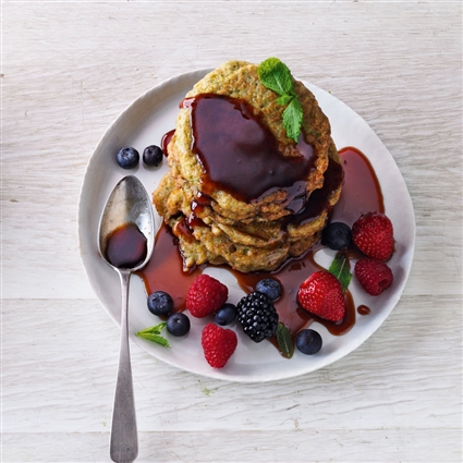 Zucchini-Pancakes mit Dattelsirup und Beeren
