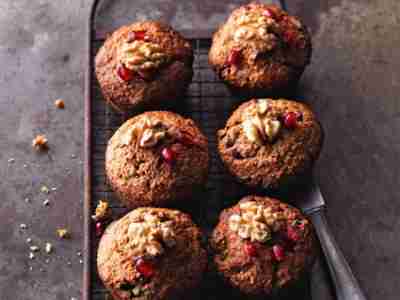Apfelmuffins mit Walnüssen und Granatapfel