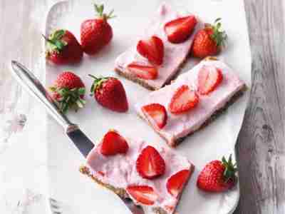 Cheesecake-Bars mit Erdbeeren und Honig