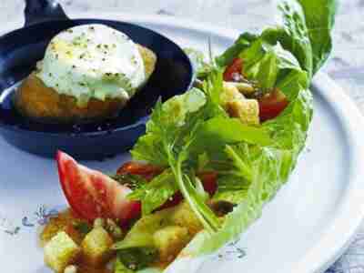 Sommersalat mit Knoblauchcroûtons