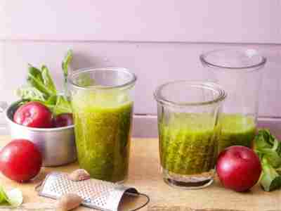 Grüntee-Pflaumen-Smoothie