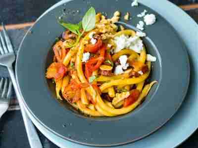 Paprika-Pasta mit Feta und Walnüssen