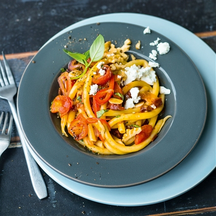 Paprika-Pasta mit Feta und Walnüssen