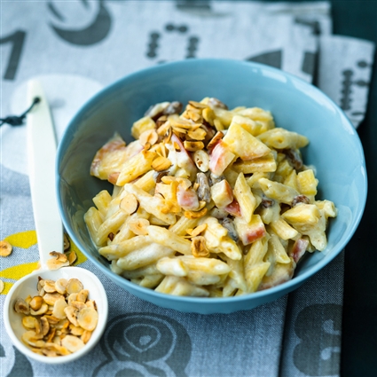 Apfel-Nuss-Penne mit Rosinen