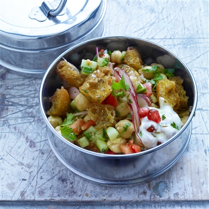 Indischer Kichererbsen-Brot-Salat