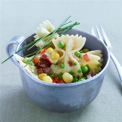 Bunter Nudelsalat mit Farfalle