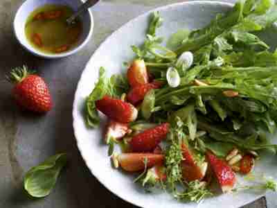 Schneller Rucolasalat mit Erdbeeren