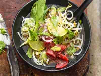 Vietnamesische Rindfleischsuppe mit Koriander, Zimt & Sternanis