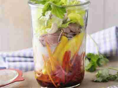 Thai-Salat mit Mango und Roastbeef