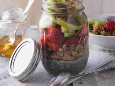 Chia-Knusper-Pudding mit Früchten