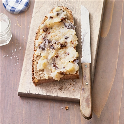 Veganes Zwiebel-»Schmalz« mit Backpflaumen