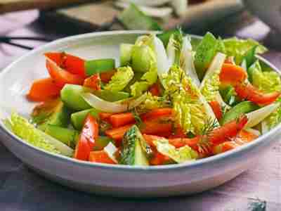 Stiftelsalat mit Tomaten