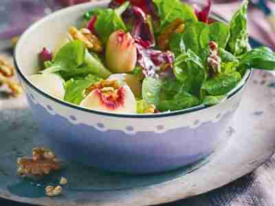 Bunter Salat mit Pfirsichen
