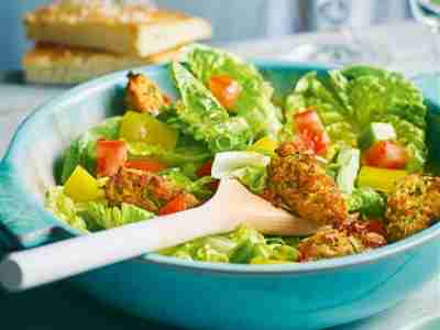 Sommersalat mit Zucchini-Nuggets