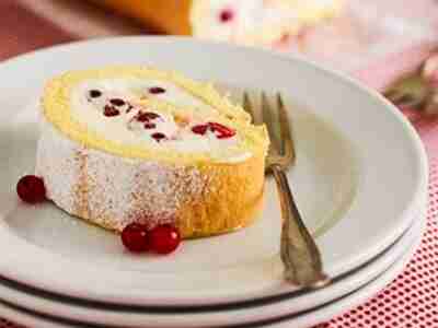 Biskuitroulade mit Johannisbeeren