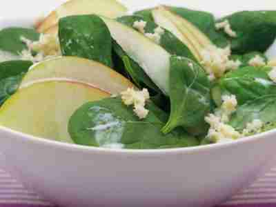 Spinatsalat mit Apfel und frischem Meerrettich