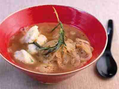 Zwiebelsuppe mit Kräuternocken