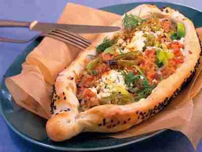 Soja-Pide mit Lauch und Feta