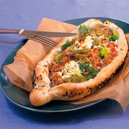 Soja-Pide mit Lauch und Feta