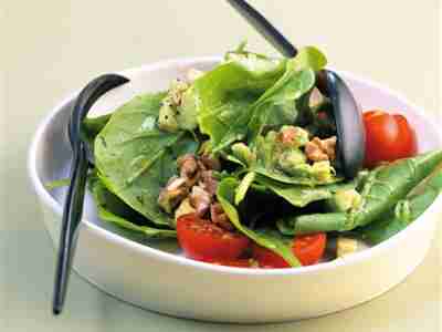 Spinatsalat mit Avocadodressing und Knuspernüssen
