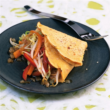 Sesamcrêpes mit Frühlingsrollenfüllung