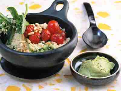 Basilikum-Couscous-Salat mit Schmortomaten und Pinienkernen