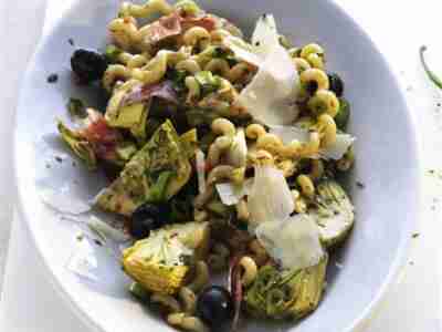 Nudelsalat mit Oliven, Artischocken und Salami