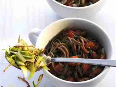 Soba-Nudelsalat »Pomodori Crudi«