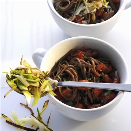 Soba-Nudelsalat »Pomodori Crudi«