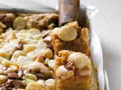 Blondies mit Macadamianüssen