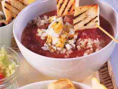 Gazpacho mit Brotspießchen