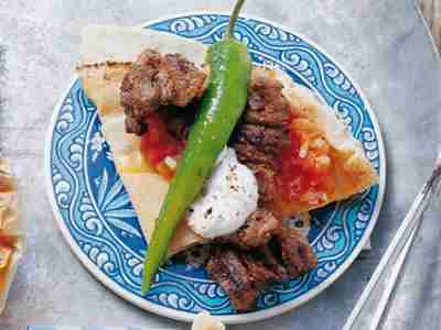 Kebap mit Joghurt auf Fladenbrot