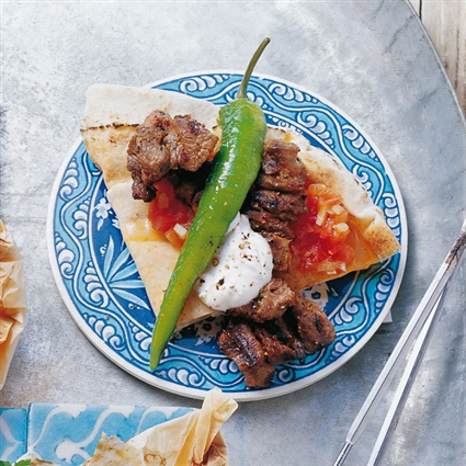 Kebap mit Joghurt auf Fladenbrot