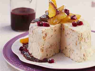 Halbgefrorenes mit Schokoladensauce