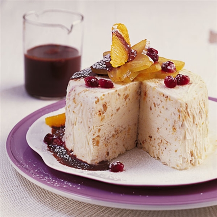 Halbgefrorenes mit Schokoladensauce