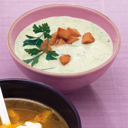 Zucchinicremesuppe mit Zimtcroûtons