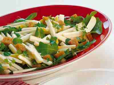 Grillspargel auf Kräutersalat