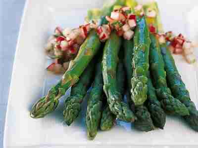 Grüner Spargel mit Salsa