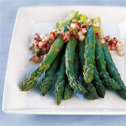 Grüner Spargel mit Salsa