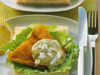 Smørrebrød mit Schollenfilet und Dillsauce