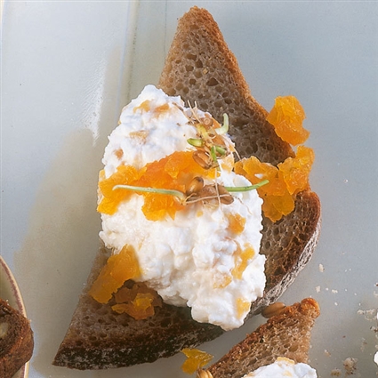 Käse-Aprikosen-Brot