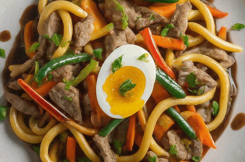 Asia Nudeln Rezept – Chinesisch Gebratene Nudeln Mit Hühnchenfleisch, Ei Und Gemüse